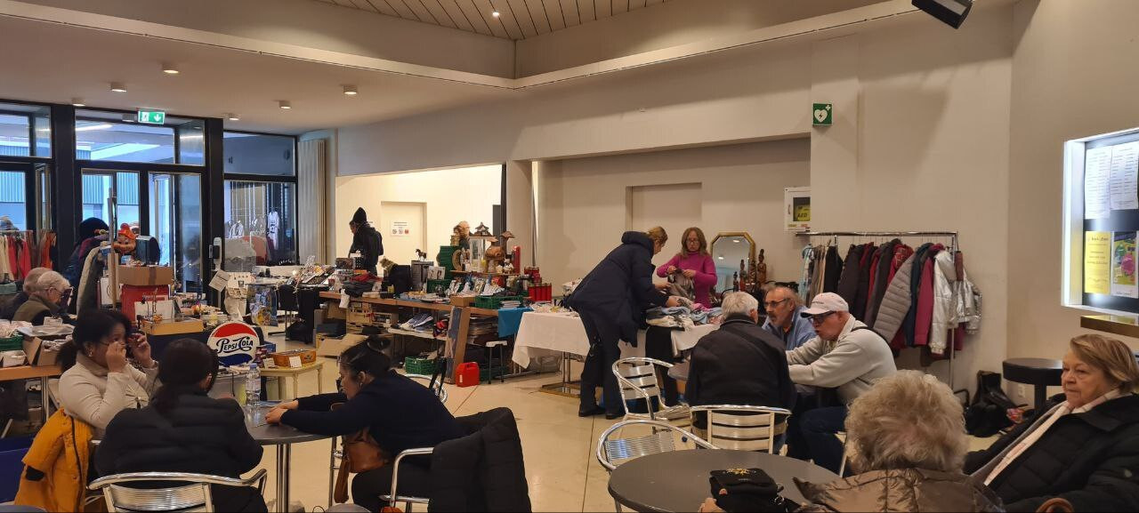 Foyer, Flohmi-Restaurant und Sitz-Gelegenheiten zum Essen und Trinken